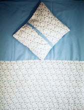 Cargar imagen en el visor de la galería, Decoración de dormitorio : estampado Liberty azul piedra / Azul claro