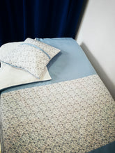 Cargar imagen en el visor de la galería, Decoración de dormitorio : estampado Liberty azul piedra / Azul claro