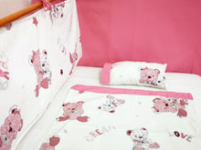 Cargar imagen en el visor de la galería, Decoración de dormitorio especial para bebé : estampado Ositos / Rosa flamenco