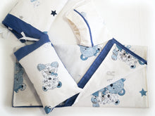 Cargar imagen en el visor de la galería, Decoración de dormitorio especial para bebé : estampado Ositos / Azul