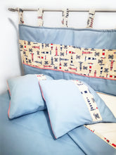 Cargar imagen en el visor de la galería, Decoración de dormitorio: estampado marinero azul con cabecero (cama individual)