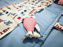 Cargar imagen en el visor de la galería, Decoración de dormitorio: estampado marinero azul con cabecero (cama individual)