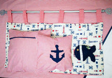Cargar imagen en el visor de la galería, Decoración de dormitorio: estampado marinero / rojo con cabezal (cama individual)