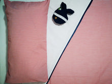 Cargar imagen en el visor de la galería, Decoración de dormitorio: estampado marinero / rojo con cabezal (cama individual)