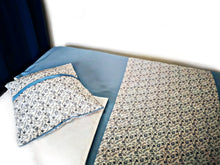 Cargar imagen en el visor de la galería, Decoración de dormitorio : estampado Liberty azul piedra / Azul claro

