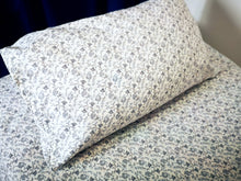 Cargar imagen en el visor de la galería, Decoración de dormitorio : estampado Liberty azul piedra / Blanco
