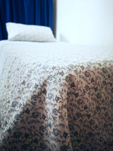Cargar imagen en el visor de la galería, Decoración de dormitorio : estampado Liberty azul piedra / Blanco
