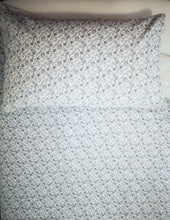 Cargar imagen en el visor de la galería, Decoración de dormitorio : estampado Liberty azul piedra / Blanco
