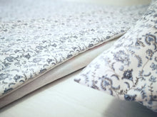 Cargar imagen en el visor de la galería, Decoración de dormitorio : estampado Liberty azul piedra / Blanco
