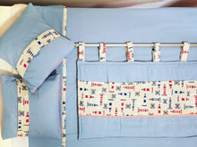 Cargar imagen en el visor de la galería, Decoración de dormitorio: estampado marinero azul con cabecero (cama individual)

