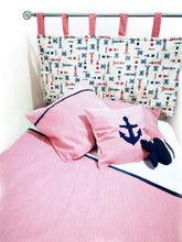 Cargar imagen en el visor de la galería, Decoración de dormitorio: estampado marinero / rojo con cabezal (cama individual)
